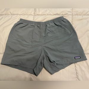 Patagonia men’s baggies shorts, size large, 5 in inseam, plume grey color